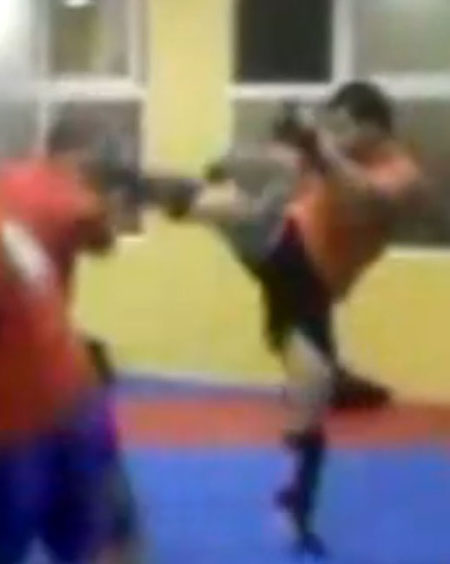 Dando un patada en un entrenamiento de kickboxing
